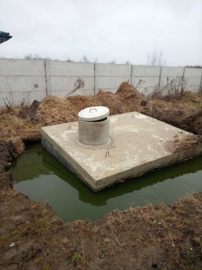 DOBRE ROZWIĄZANIE - Co szybciej wypłynie zbiornik na szambo z betonu, czy z tworzywa?